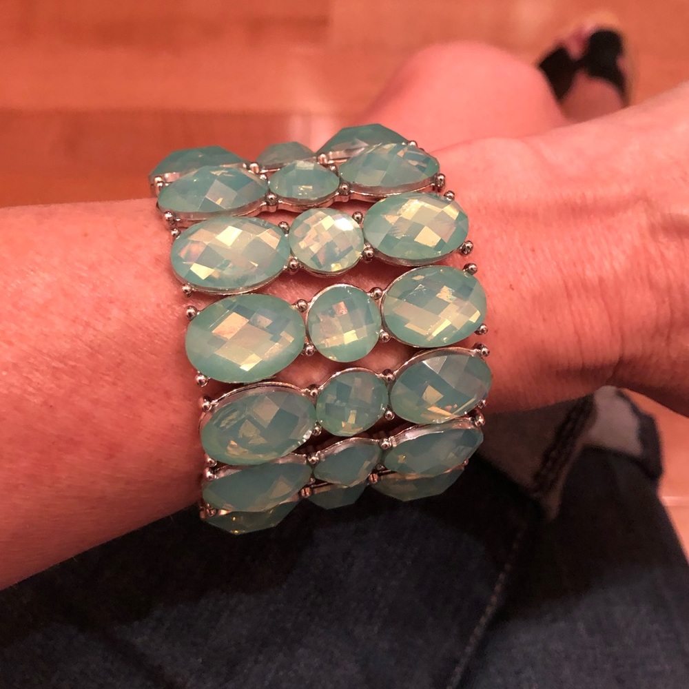Green Faceted Resin Stone Bracelet - Picture 3 of 4